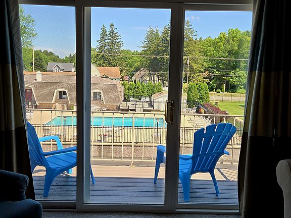 4th image of 3618 Lakeshore Dr APT I10