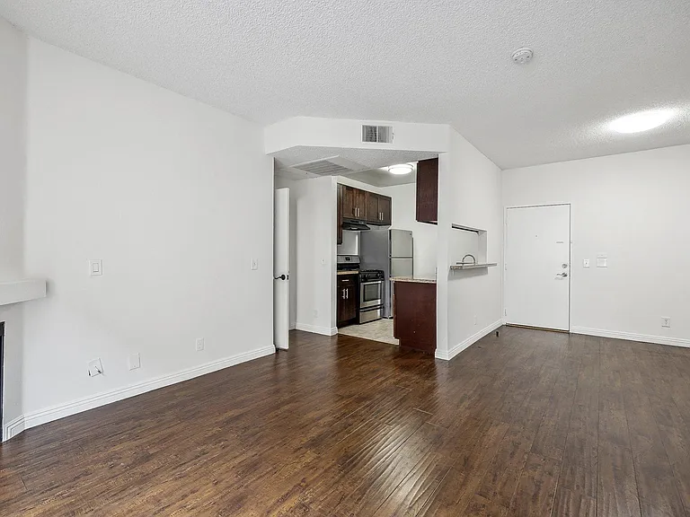 Catalina Apartments — Photo 6