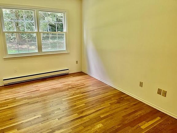 4th image of 27 School St