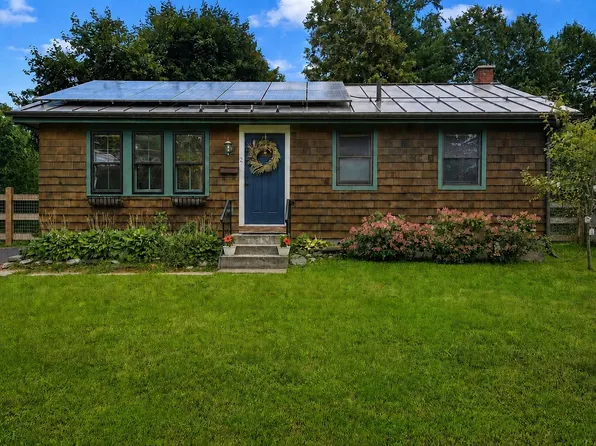 2 Hiawatha Avenue, Essex Junction, VT 05452