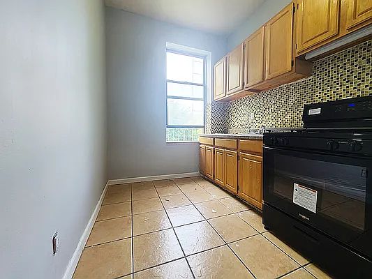 4th image of 453 Marion St #2