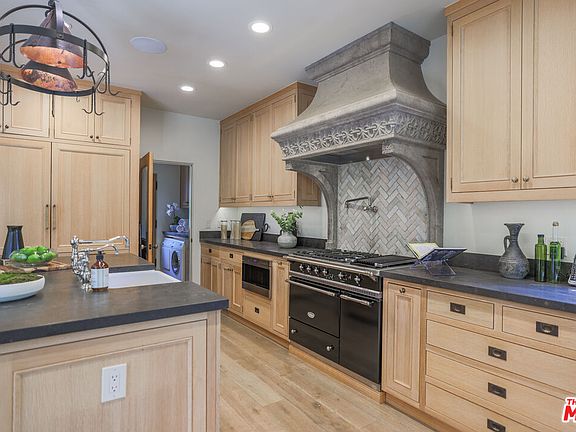 3rd image of 846 S Longwood Ave