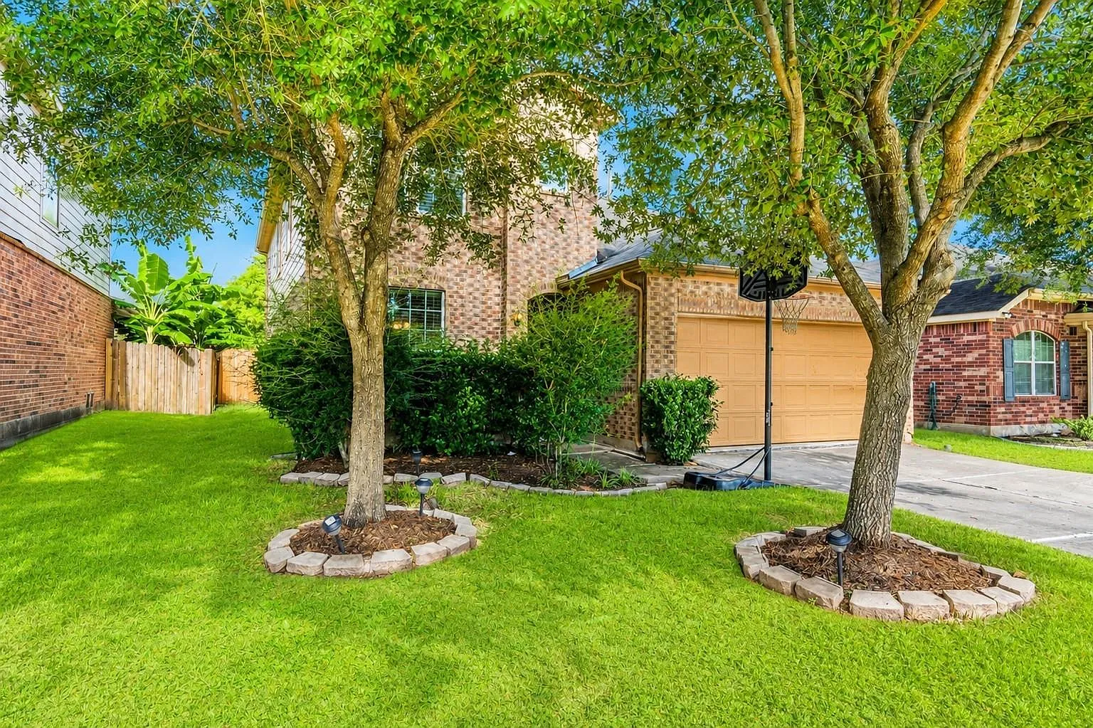 4 bed, 2.5 bath, 2416 sqft, $2,345 — Photo 2