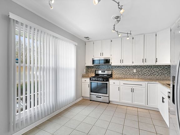 5th image of 4405 Aspen Dr