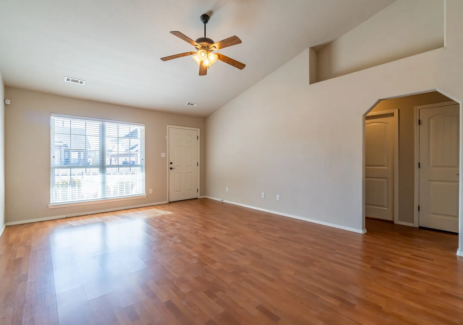 Gorgeous 3 bedroom 2 bath Brick Home with a 2-Car Garage — Photo 4