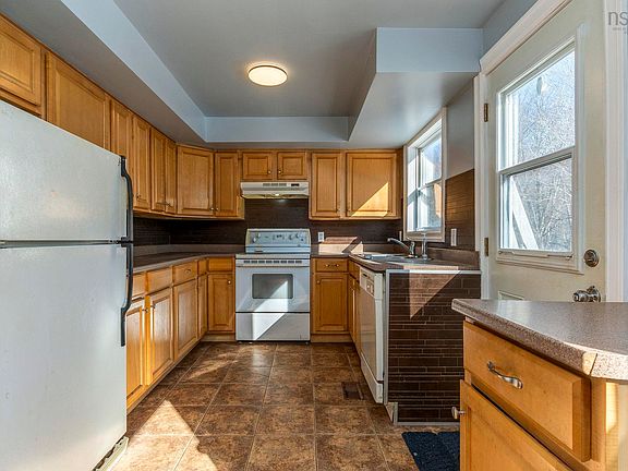 3rd image of 2 Oldham Rd