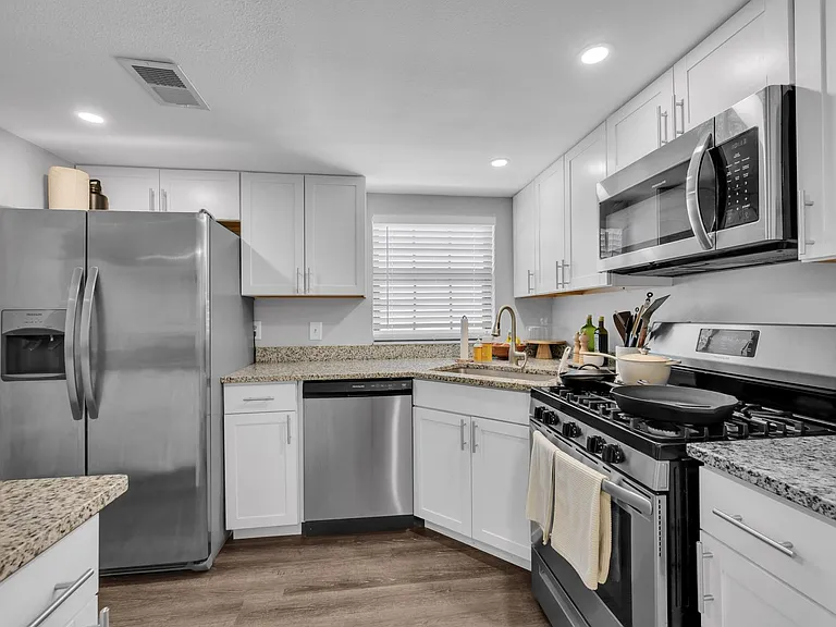 411 S Willow Ave — Photo 32