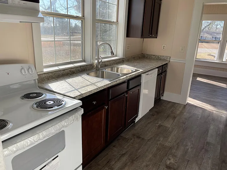 902 E Barnard St — Photo 4