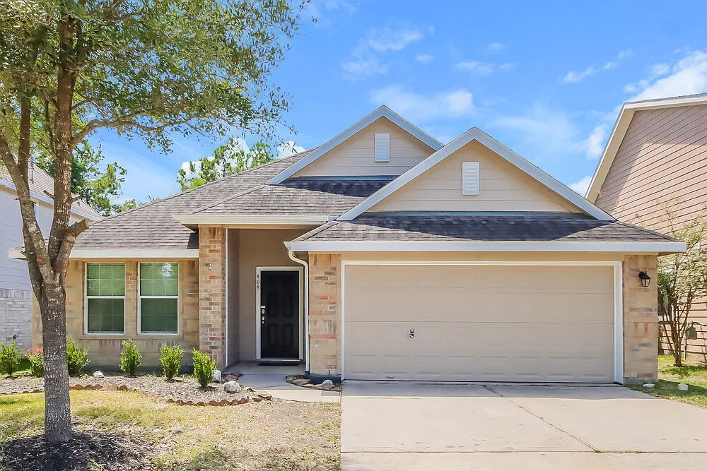 4 bed, 2.0 bath, 1946 sqft, $1,995 — Photo 1