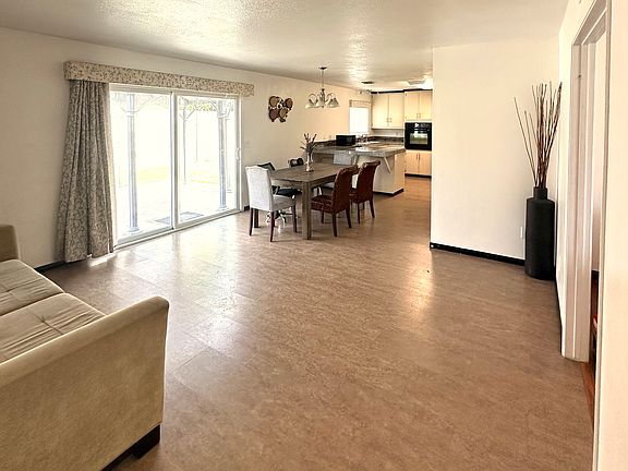 3rd image of 15140 Leeds Cir