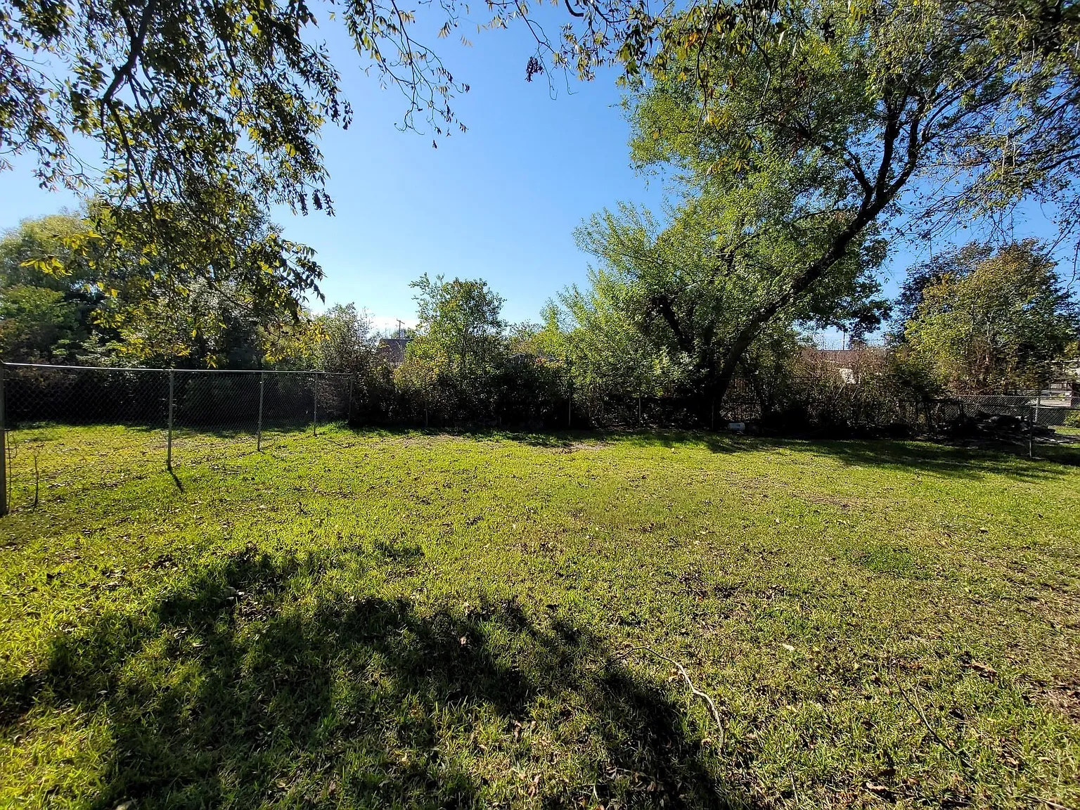 2 bed, 1.0 bath, 828 sqft, $1,200 — Photo 2