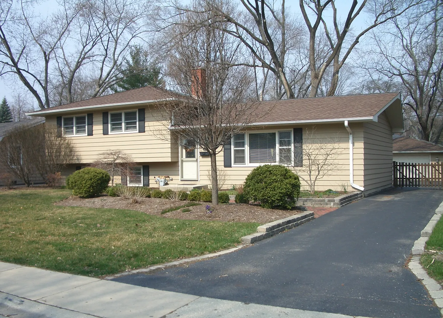 213 Elmwood Dr photo 1