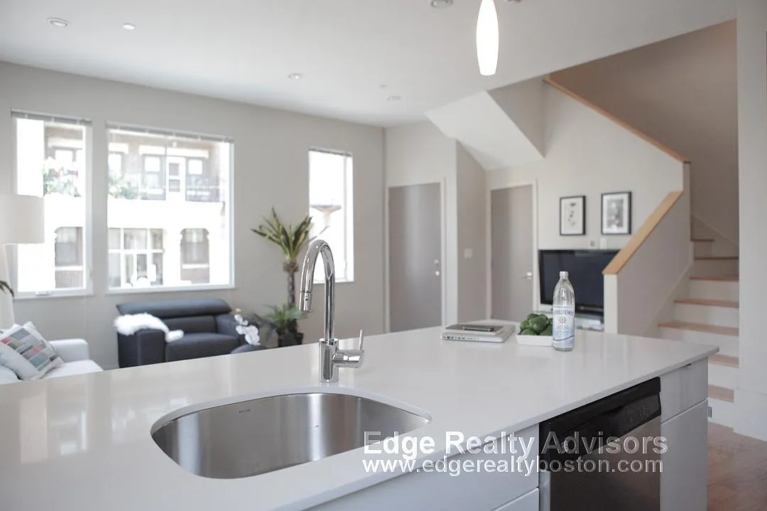4 bed, 2.5 bath, 2500 sqft, $5,900 — Photo 1