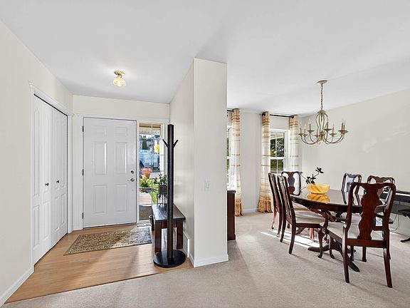 3rd image of 992 Canongate Cres