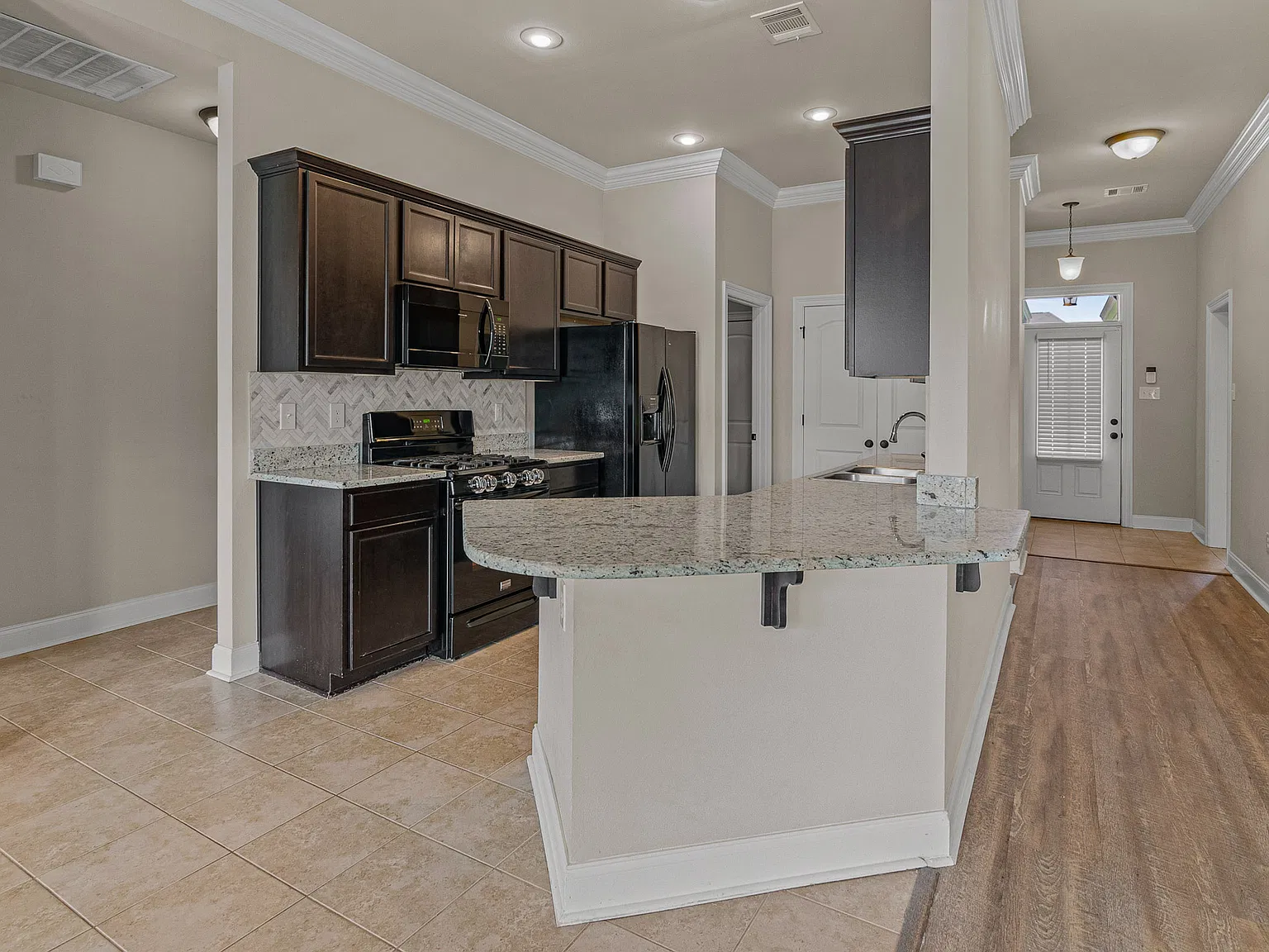 3 bed, 1689 sqft, $1,950 — Photo 3