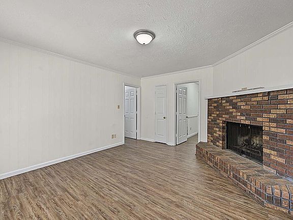 3rd image of 2816 Reeves Ln