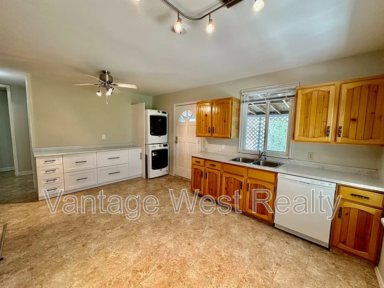 840 Bernard Ave — Photo 4