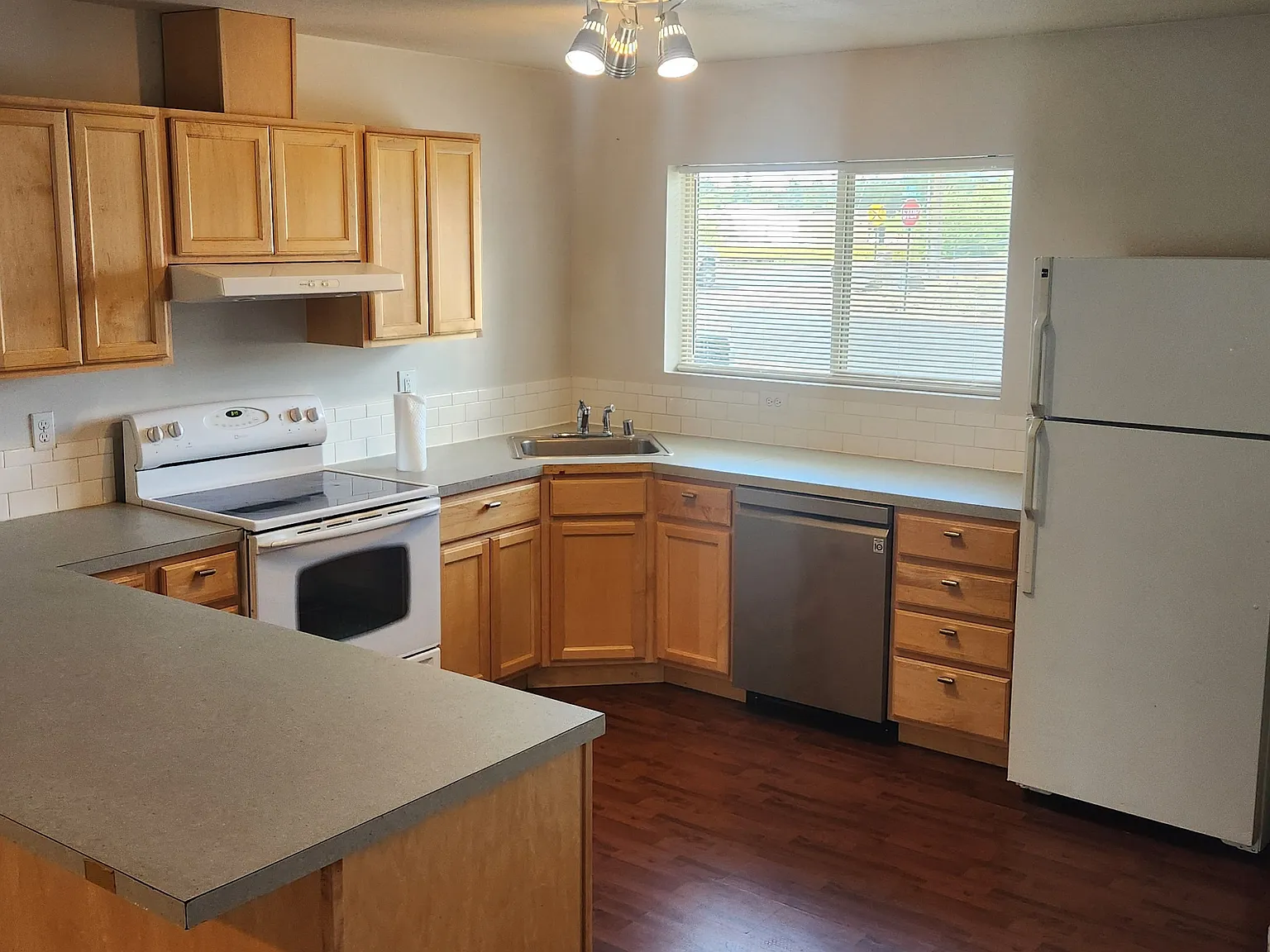 3 bed, 2.0 bath, 1450 sqft, $1,950 — Photo 3