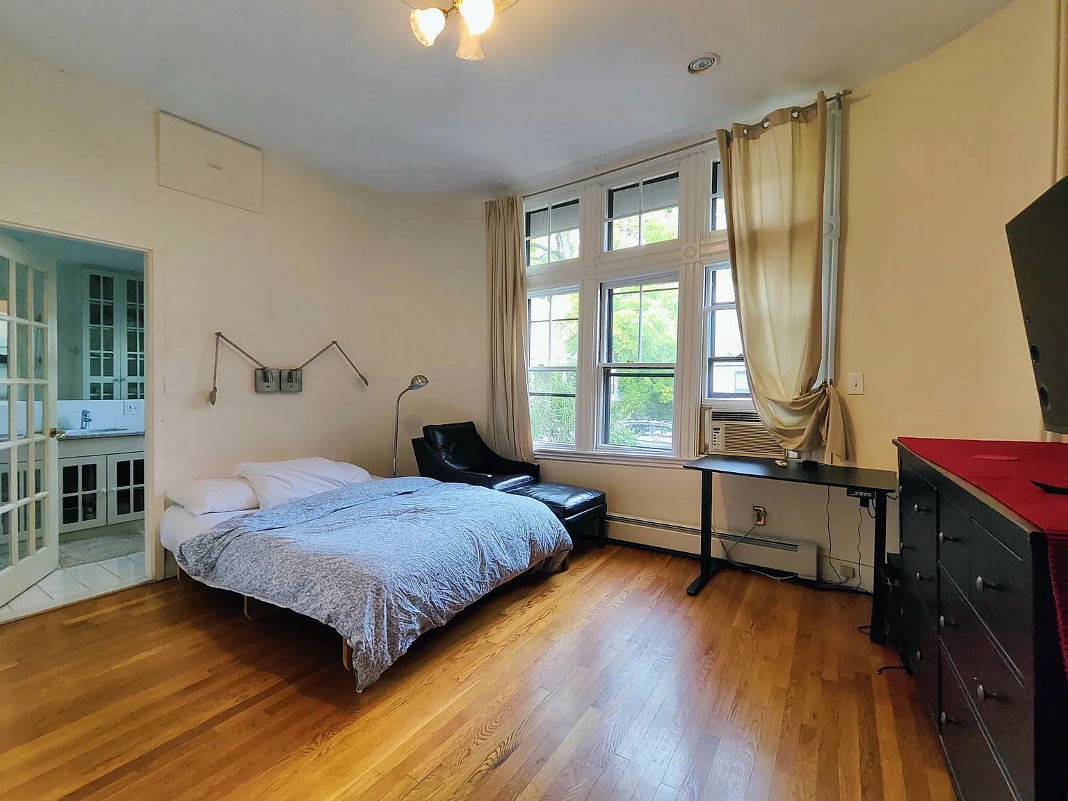 3 bed, 2.0 bath, 1800 sqft, $4,500 — Photo 3