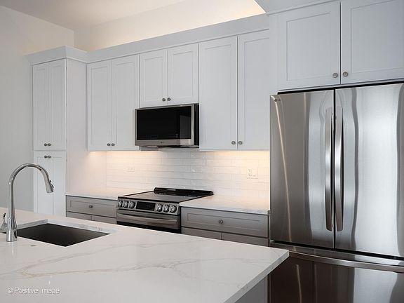 4th image of 3202 N Racine Ave #302