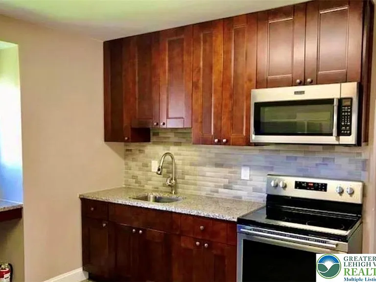 121 E Union St — Photo 3