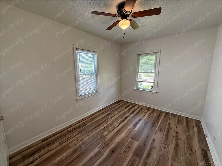 1261 Malden Ave — Photo 15