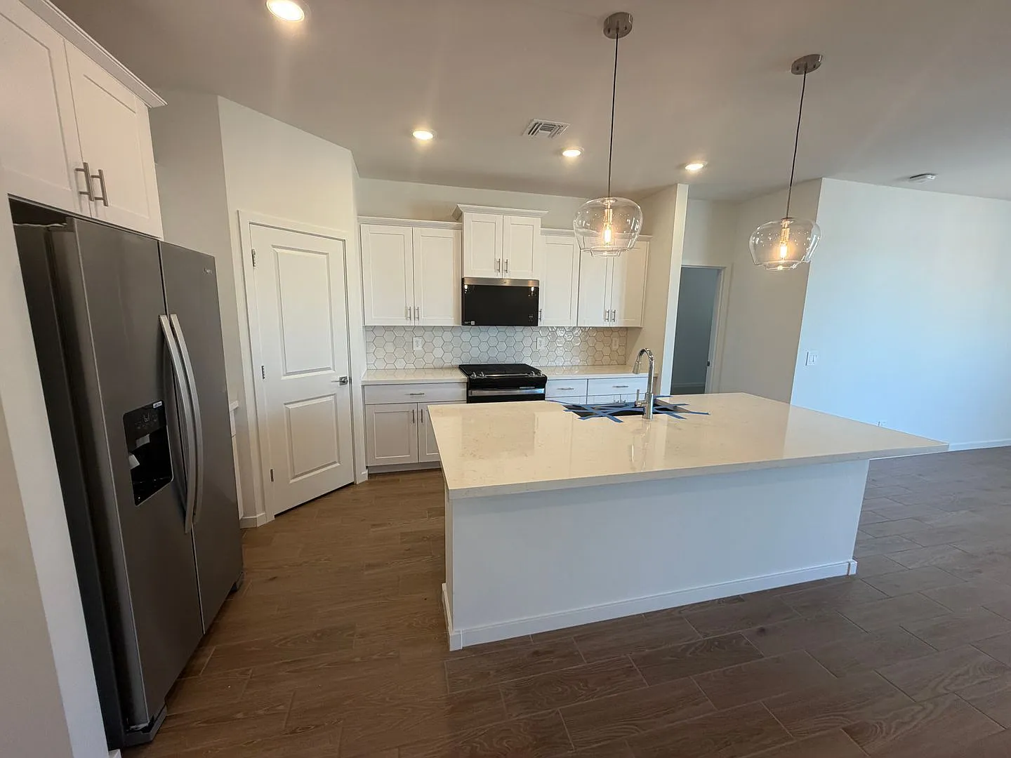4 bed, 2.0 bath, 1832 sqft, $2,300 — Photo 3