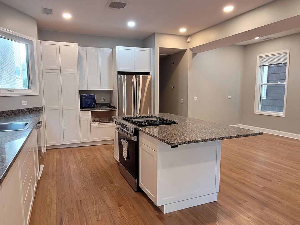 Bright & Spacious Open Concept Kitchen/Dining Room - Perfect for Entertaining