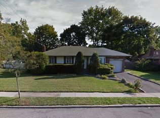 24 Lark Dr, Woodbury, NY 11797
