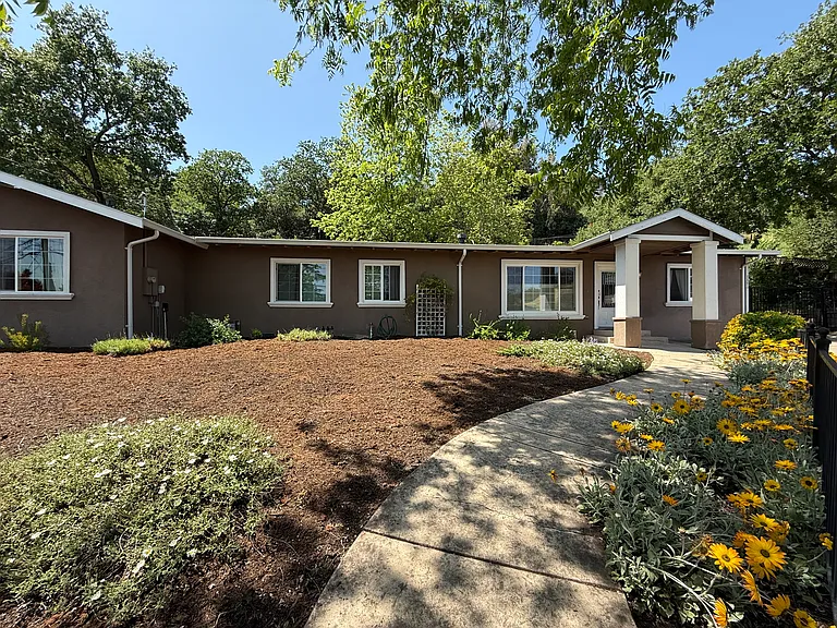 1371 Juanita Dr — Photo 1