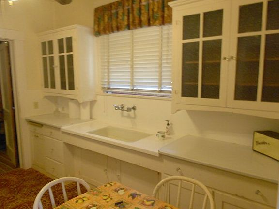 3rd image of 606 W Creek St