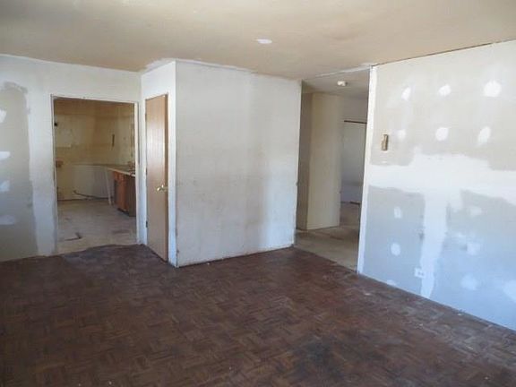 4th image of 213 E Streamwood Blvd