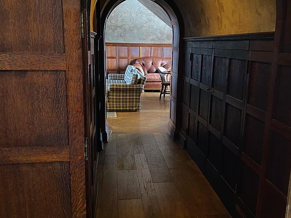 Arched entry ways through the hallway & into the kitchen.