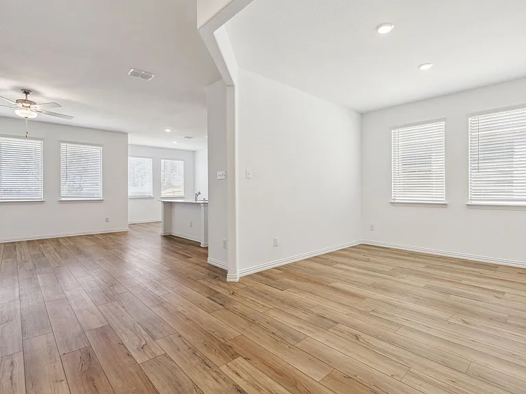 1120 Flameleaf Dr — Photo 4