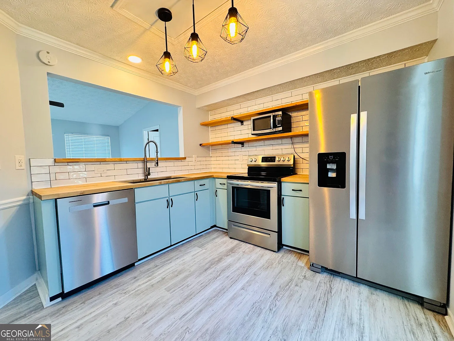 3 bed, 2.0 bath, 1158 sqft, $2,300 — Photo 4