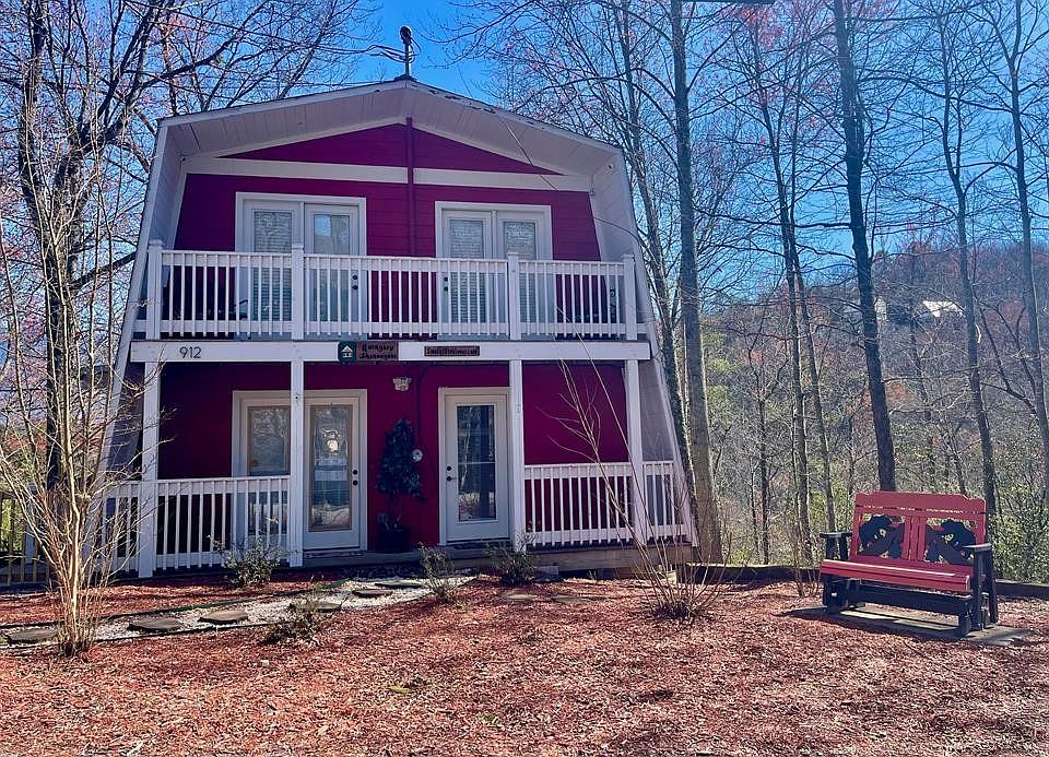 1st image of 912 Cove Ln