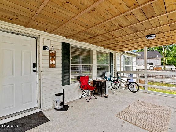 4th image of 126 Elizabeth Drive E