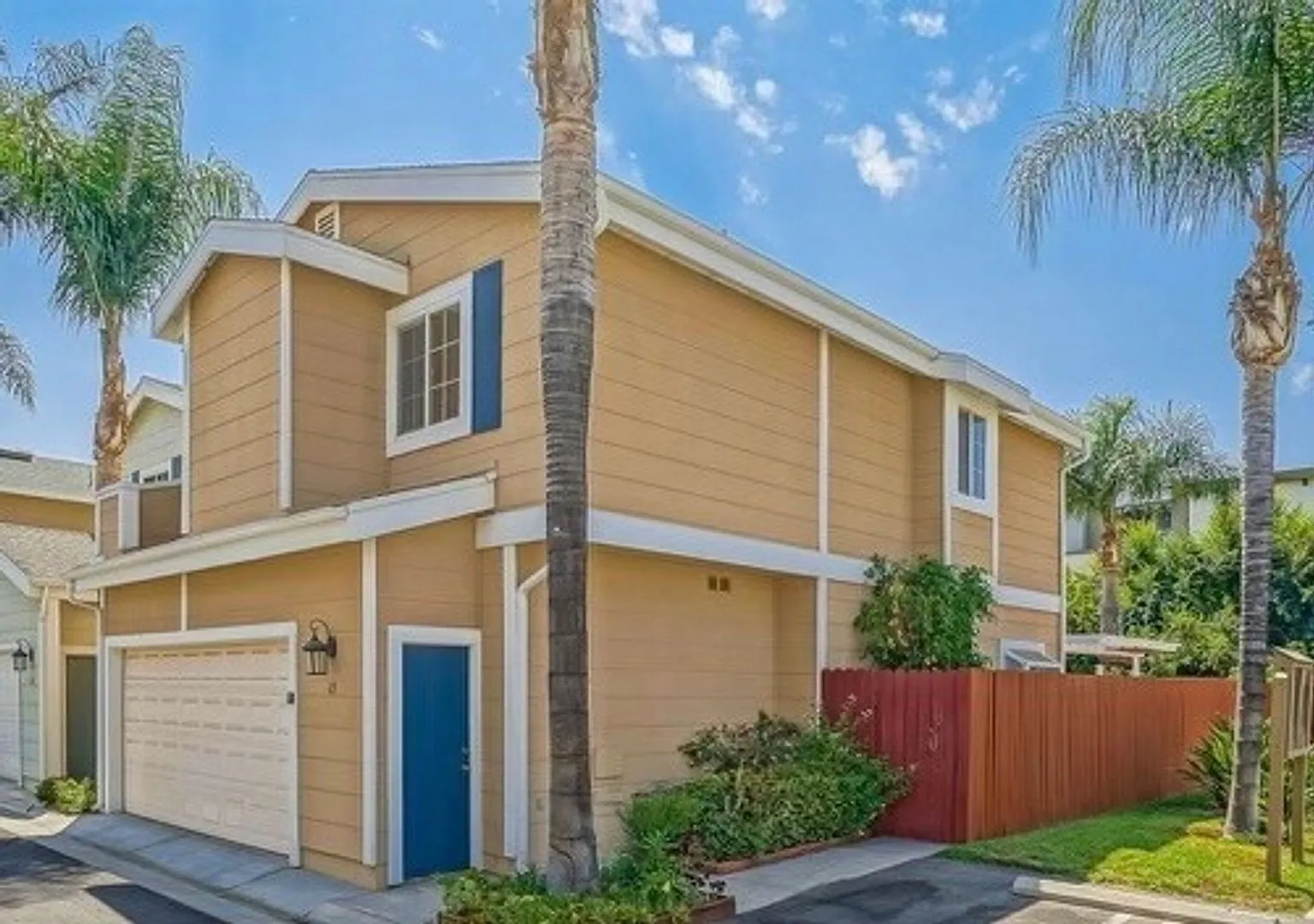 3 bedroom townhome in Northridge — Photo 1