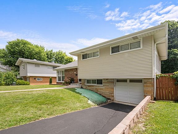 2nd image of 1015 S Leslie Ln