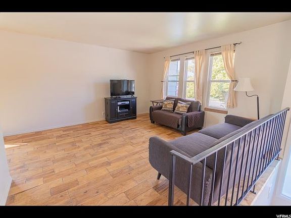 5th image of 402 N Kress Cir
