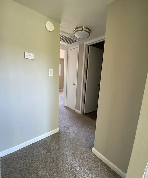 Lincoln Village Apartments — Photo 36