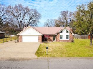 921 E Helen St, Sallisaw, OK 74955