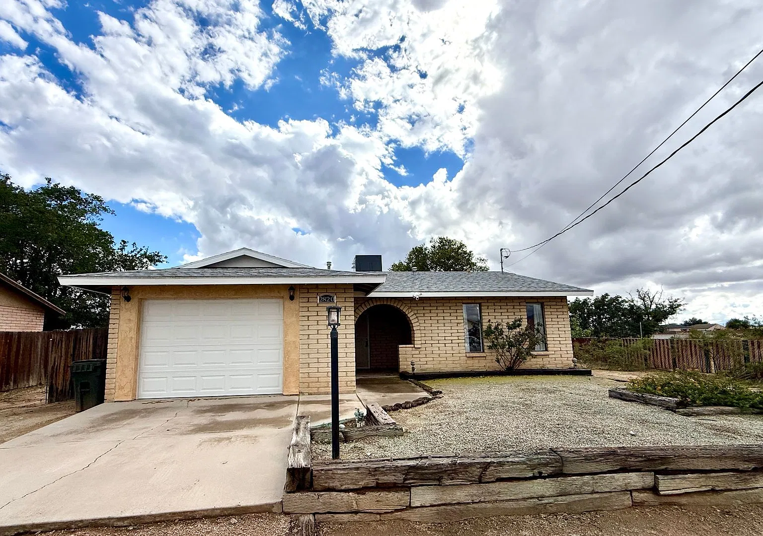 Updated 2 Bedroom Home Near Hualapai School Open Floor Plan & Fenced Backyard! — Photo 2