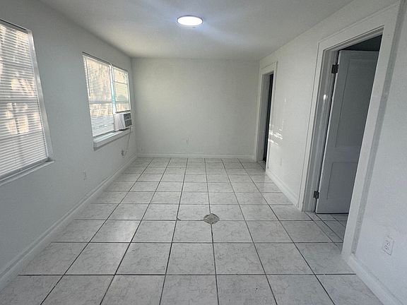 Spacious Living room (comes as is) // sala espaciosa (Viene asi sin muebles)