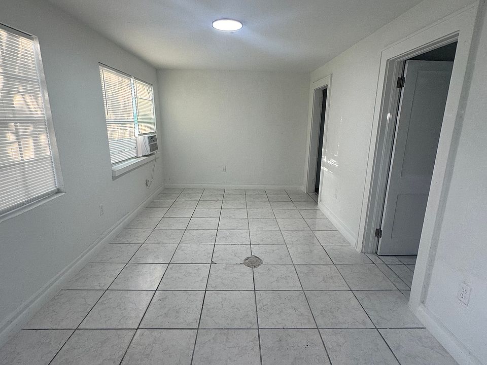 Spacious Living room (comes as is) // sala espaciosa (Viene asi sin muebles)