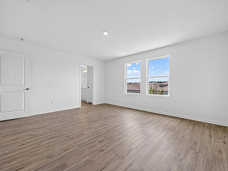 654 Amesbury Rd — Photo 38