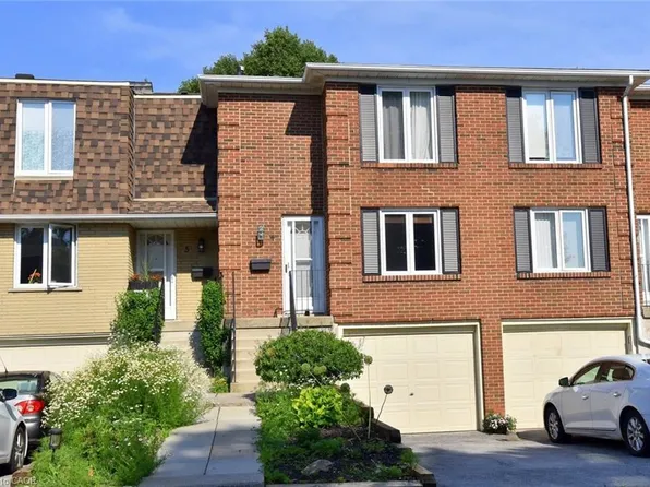 299 Limeridge Rd W #4, Hamilton, ON L9C 2V4