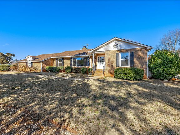 2nd image of 1305 Summers Dr