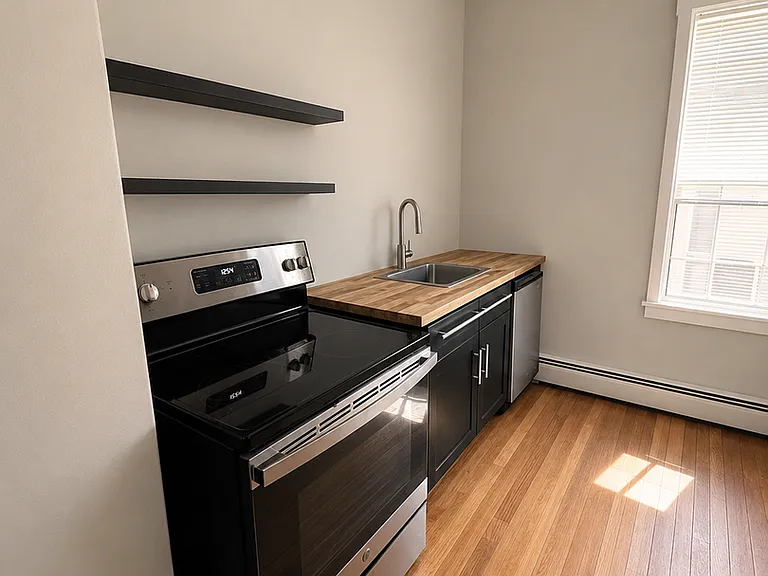 84 Main St — Photo 3