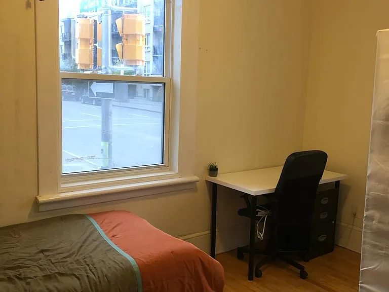 444 Gladstone Ave — Photo 6